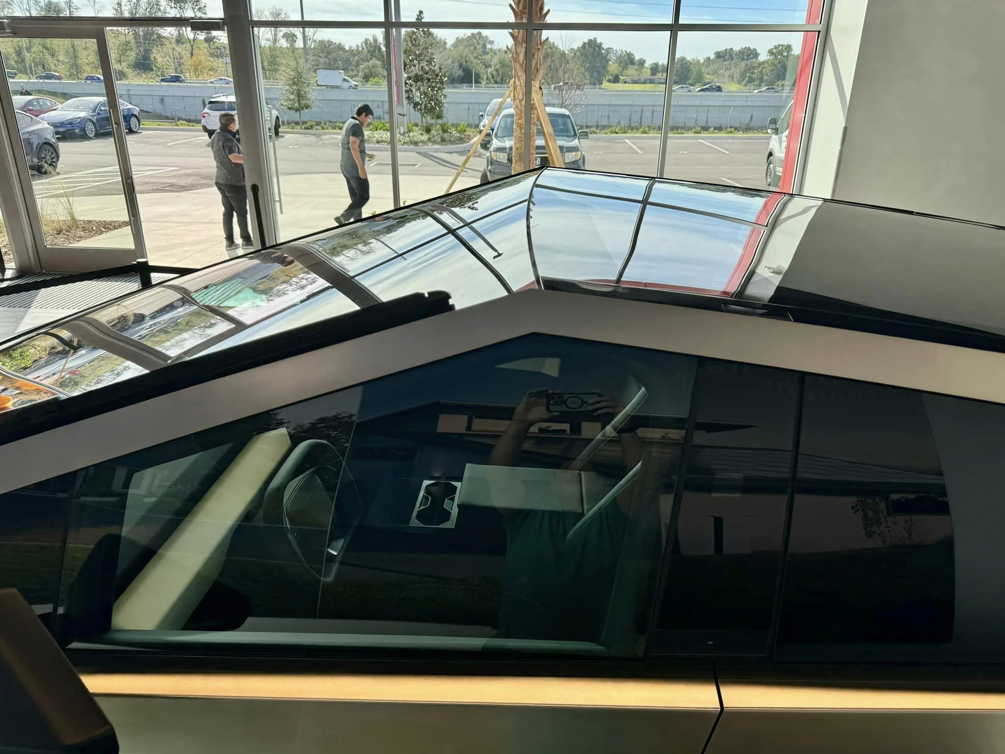 Tesla Cybertruck A Cybertruck appears at just-opened Clermont Florida Tesla Store / Service Center! 981569_10230402820630340_4446131806374672104_n-jpg