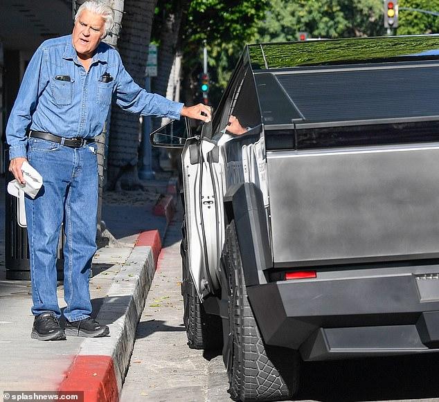 Tesla Cybertruck Jay Leno spotted driving Cybertruck VIN #5 ... says it's "Incredible" gaxi-mywwaa8ozu-jpe