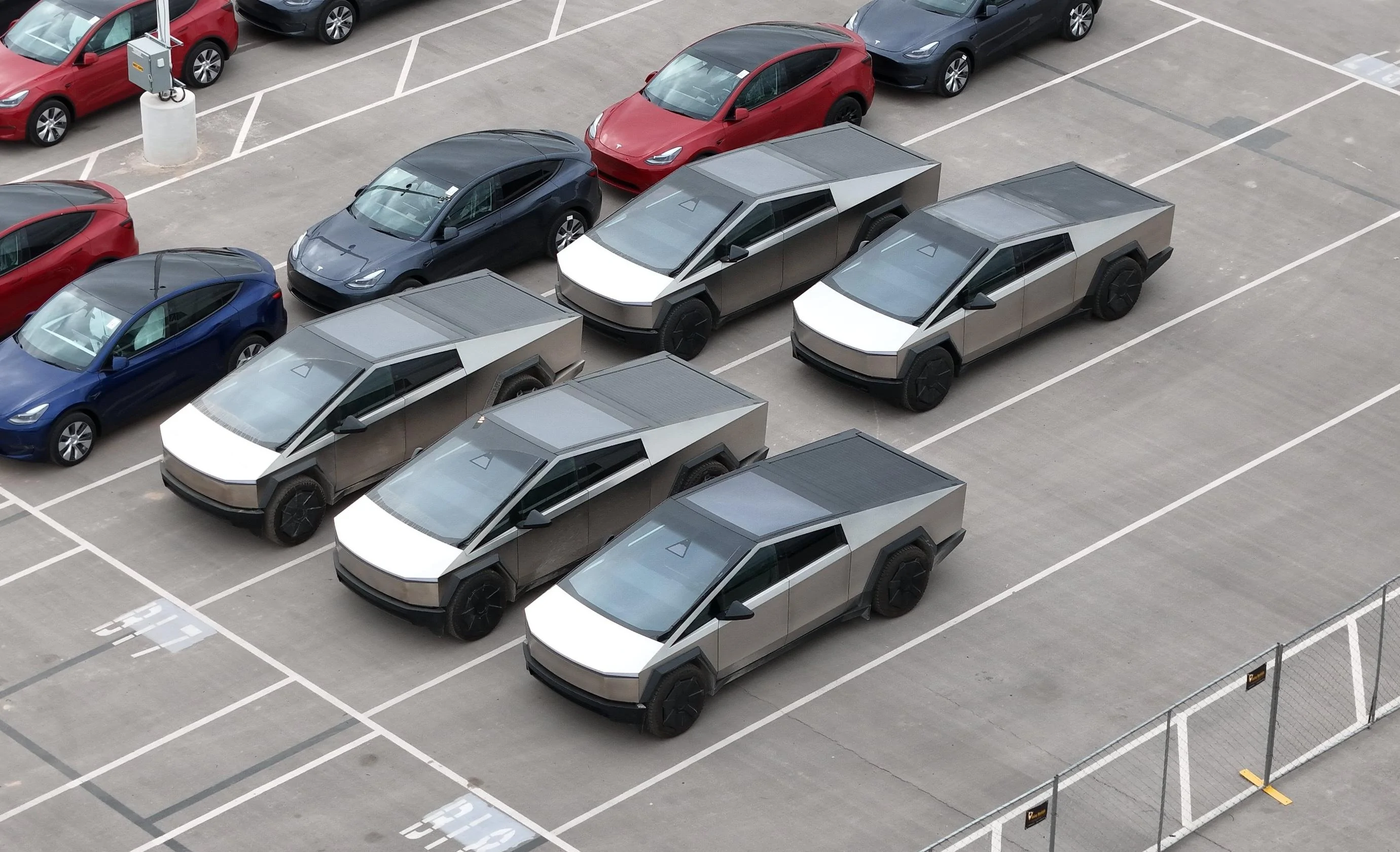 Tesla Cybertruck 📸 Daily photos: Cybertrucks in outbound lot at Giga Texas -- updated 1/8/24 GA2Q10SXUAAyPS9
