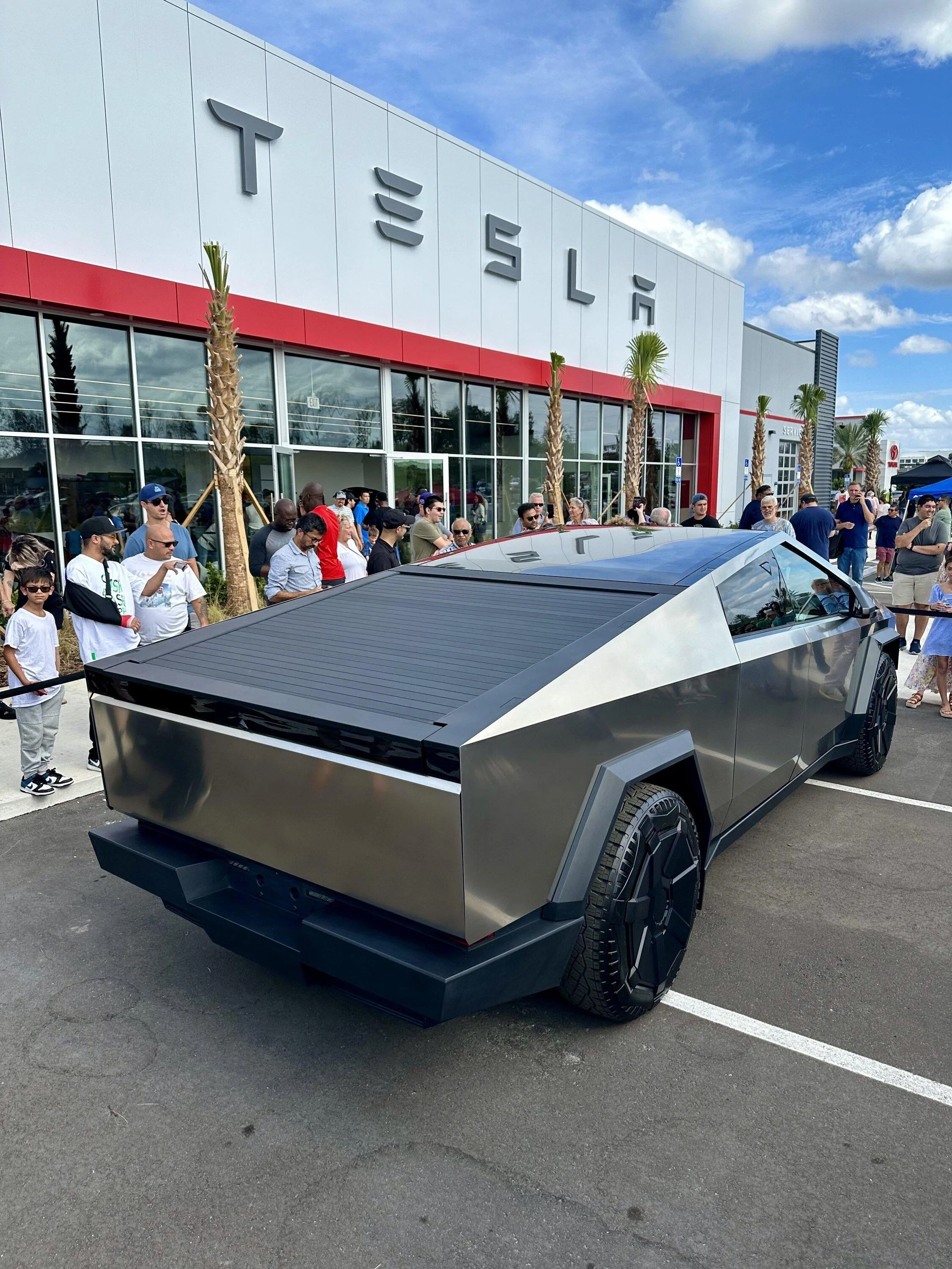 Tesla Cybertruck A Cybertruck appears at just-opened Clermont Florida Tesla Store / Service Center! kloudns5xj5c1