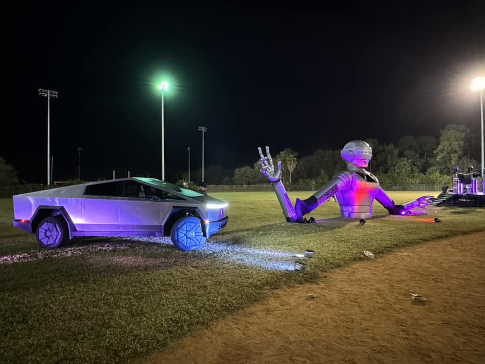 Tesla Cybertruck Cybertruck @ SpaceX Holiday Party (video + pics) GBGMGwsWEAANicN