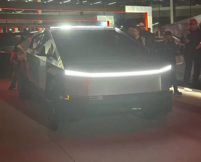 Tesla Cybertruck Photo: Cybertruck lightbar accessory on in the dark / night cybertruck lightbar on at night