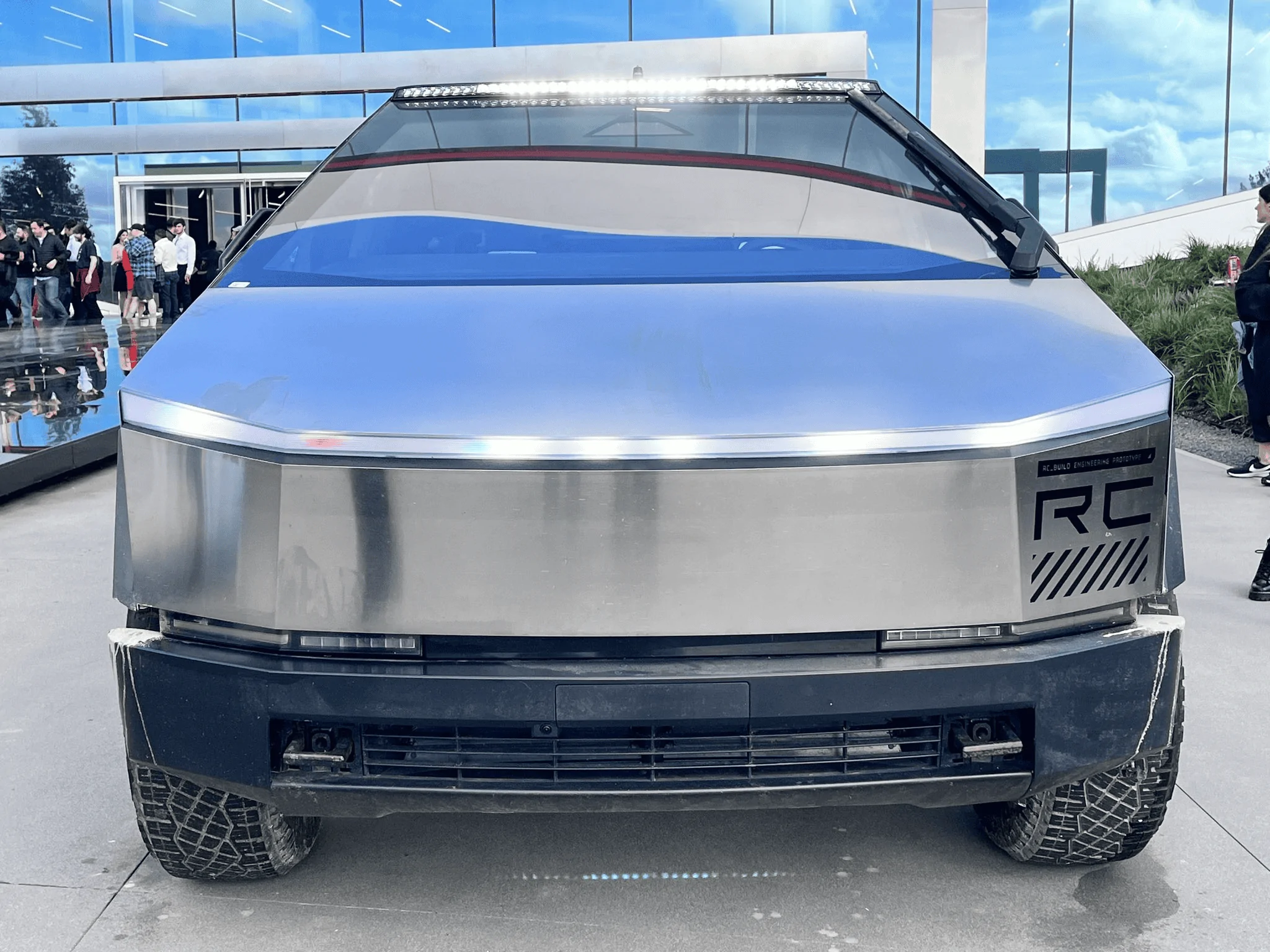 Tesla Cybertruck Photo: Cybertruck lightbar accessory on in the dark / night 1702408958894