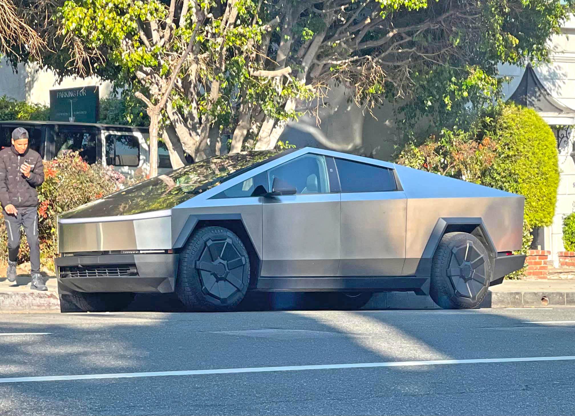 Tesla Cybertruck 🤳 Random Cybertruck sightings & spottings thread (pics + videos) slammed lowered cybertruck low suspension settin