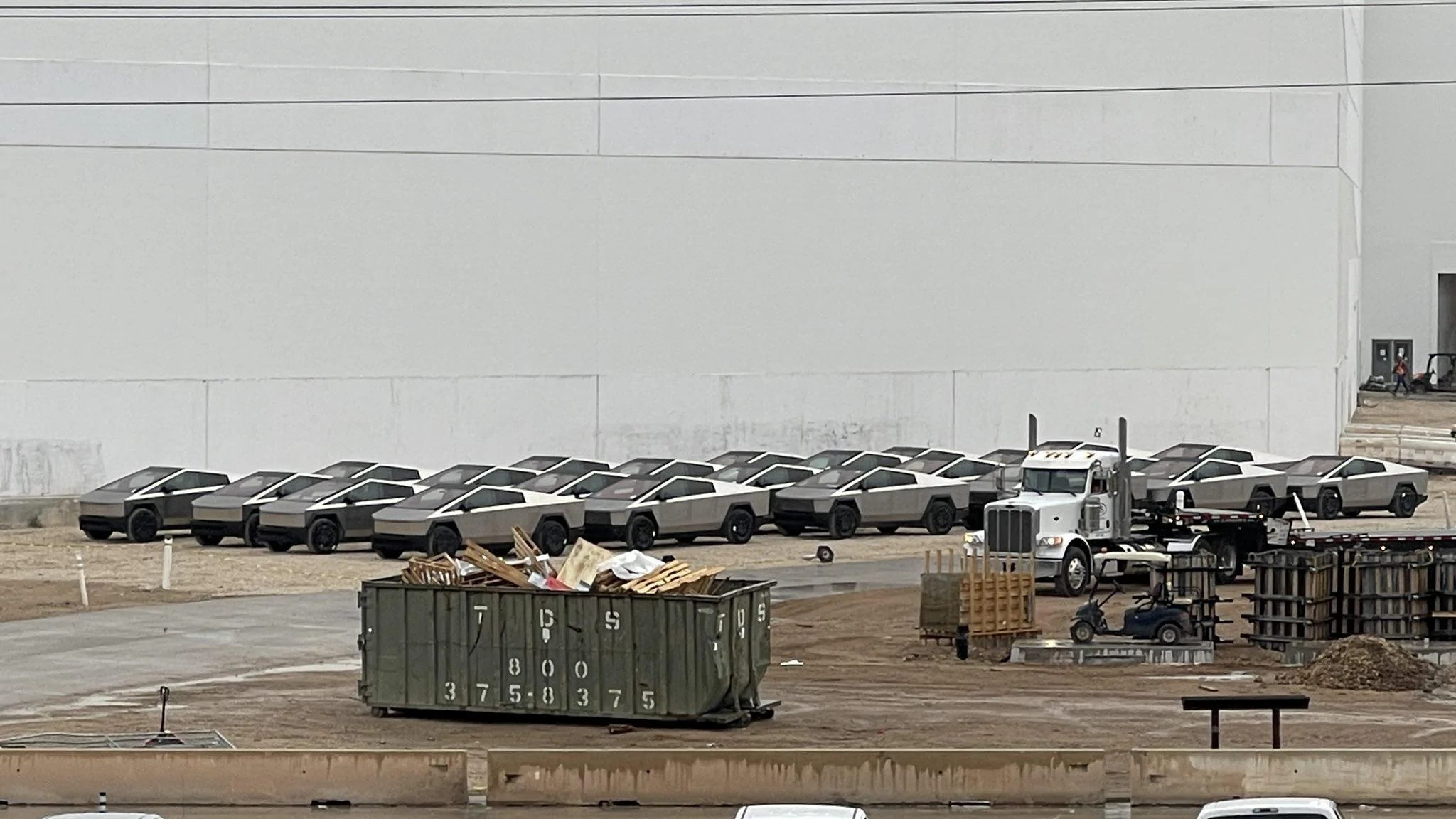 Tesla Cybertruck 24 Cybertrucks (+ Matte Black) Completed & Sitting at Giga Texas! 📸 [12/13/23] GBPHnnOawAA3AoA