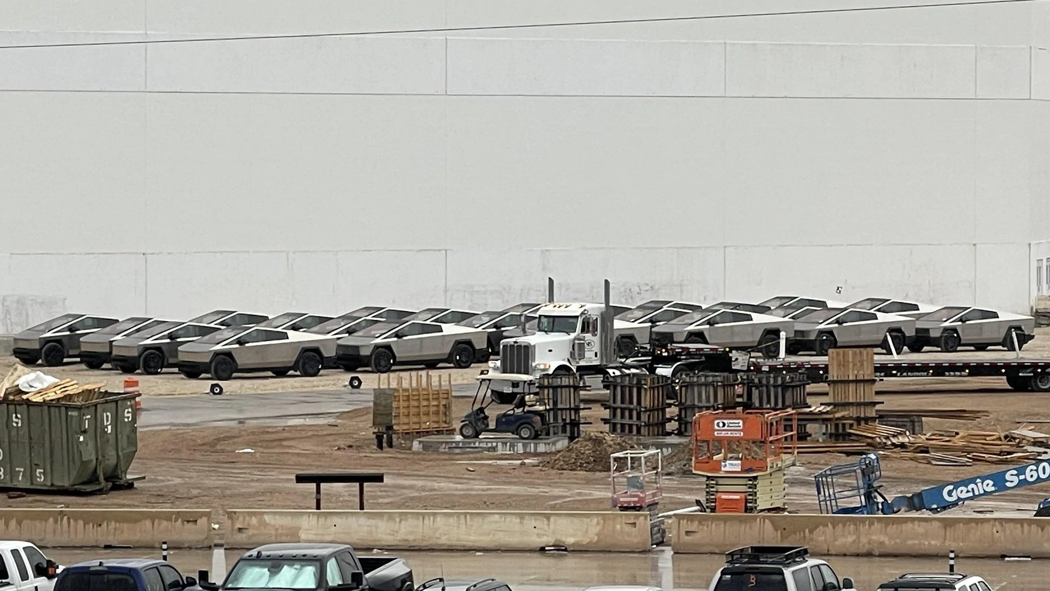 Tesla Cybertruck 24 Cybertrucks (+ Matte Black) Completed & Sitting at Giga Texas! 📸 [12/13/23] GBPHUZQXAAAQeRI