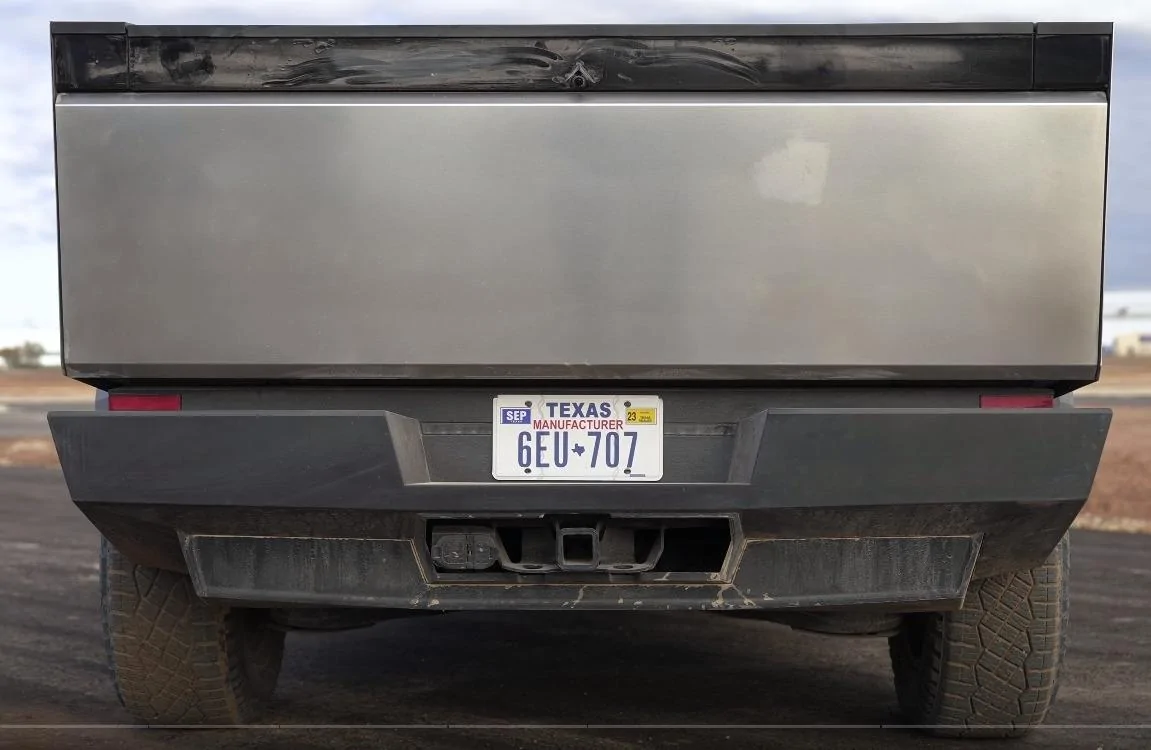 Tesla Cybertruck Anyone seen the tow hitch or lack thereof? j0VqgEm