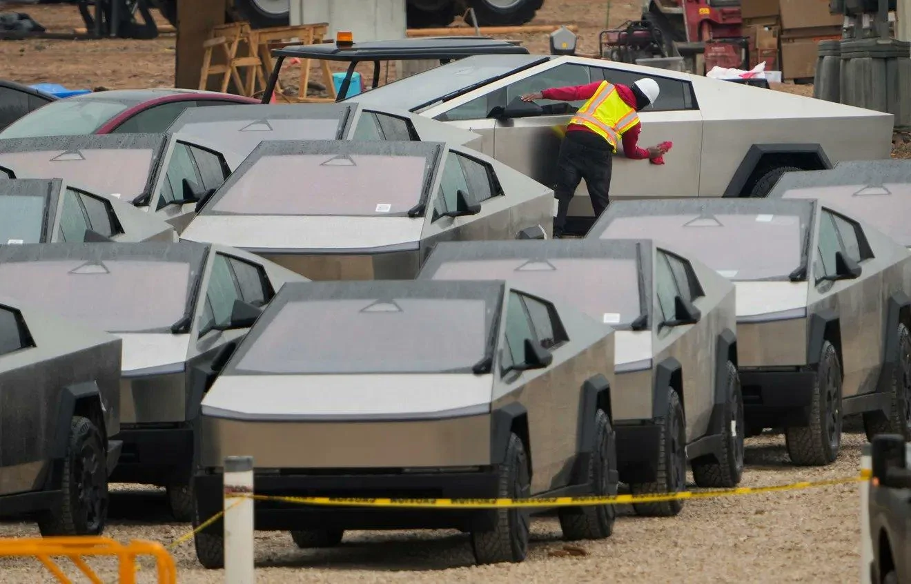 Tesla Cybertruck 24 Cybertrucks (+ Matte Black) Completed & Sitting at Giga Texas! 📸 [12/13/23] GBQBa-2WIAA7odn