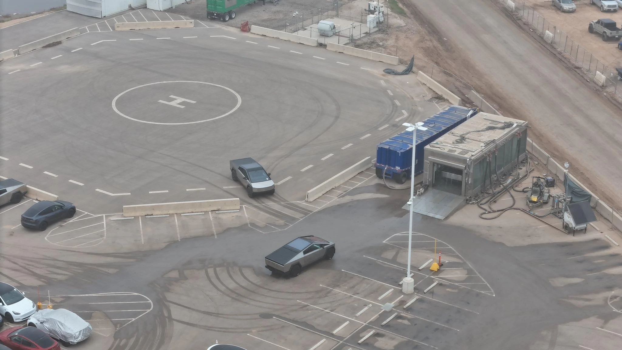 Tesla Cybertruck Record 19 Cybertrucks in outbound lot today (12/15/23)!! GBZozg_XMAAMTUg