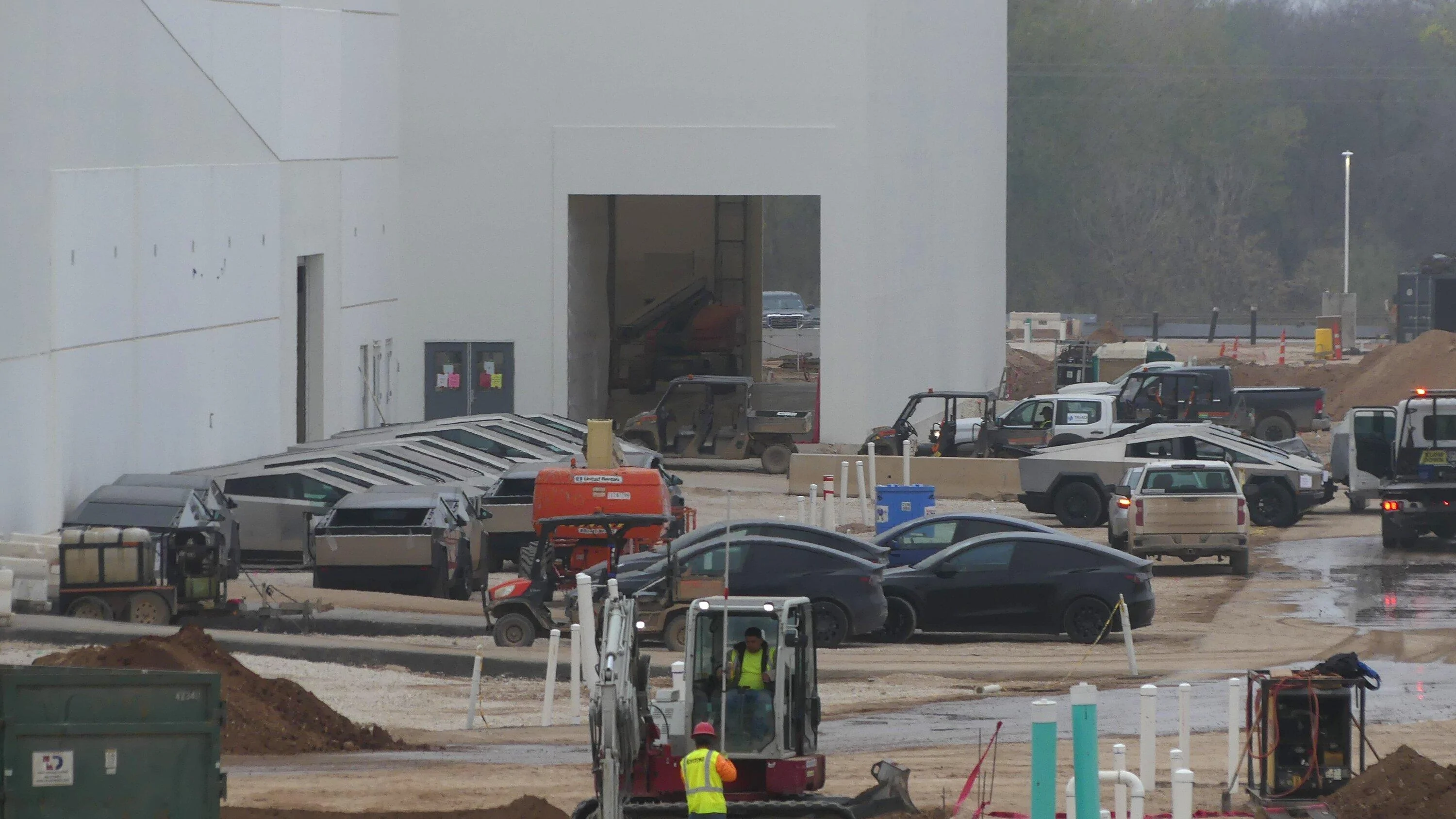 Tesla Cybertruck Record 19 Cybertrucks in outbound lot today (12/15/23)!! GBZrztWXEAANNBx