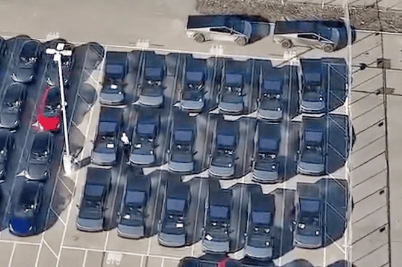 Tesla Cybertruck 📸 Daily photos: Cybertrucks in outbound lot at Giga Texas -- updated 1/8/24 GBgJKn1boAAFv_R