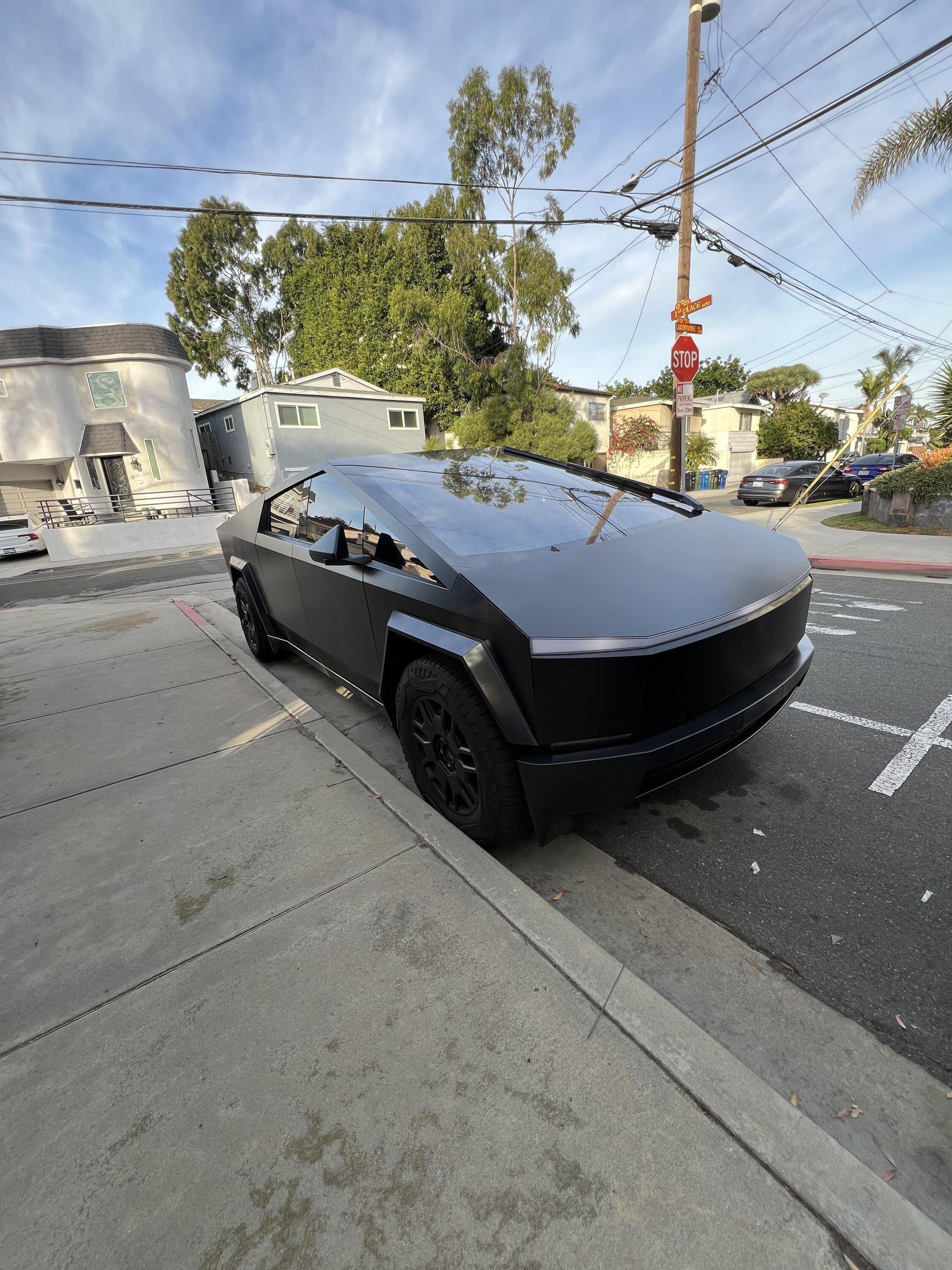 Tesla Cybertruck Matte black Cybertruck in the wild z473k51jaz6c1