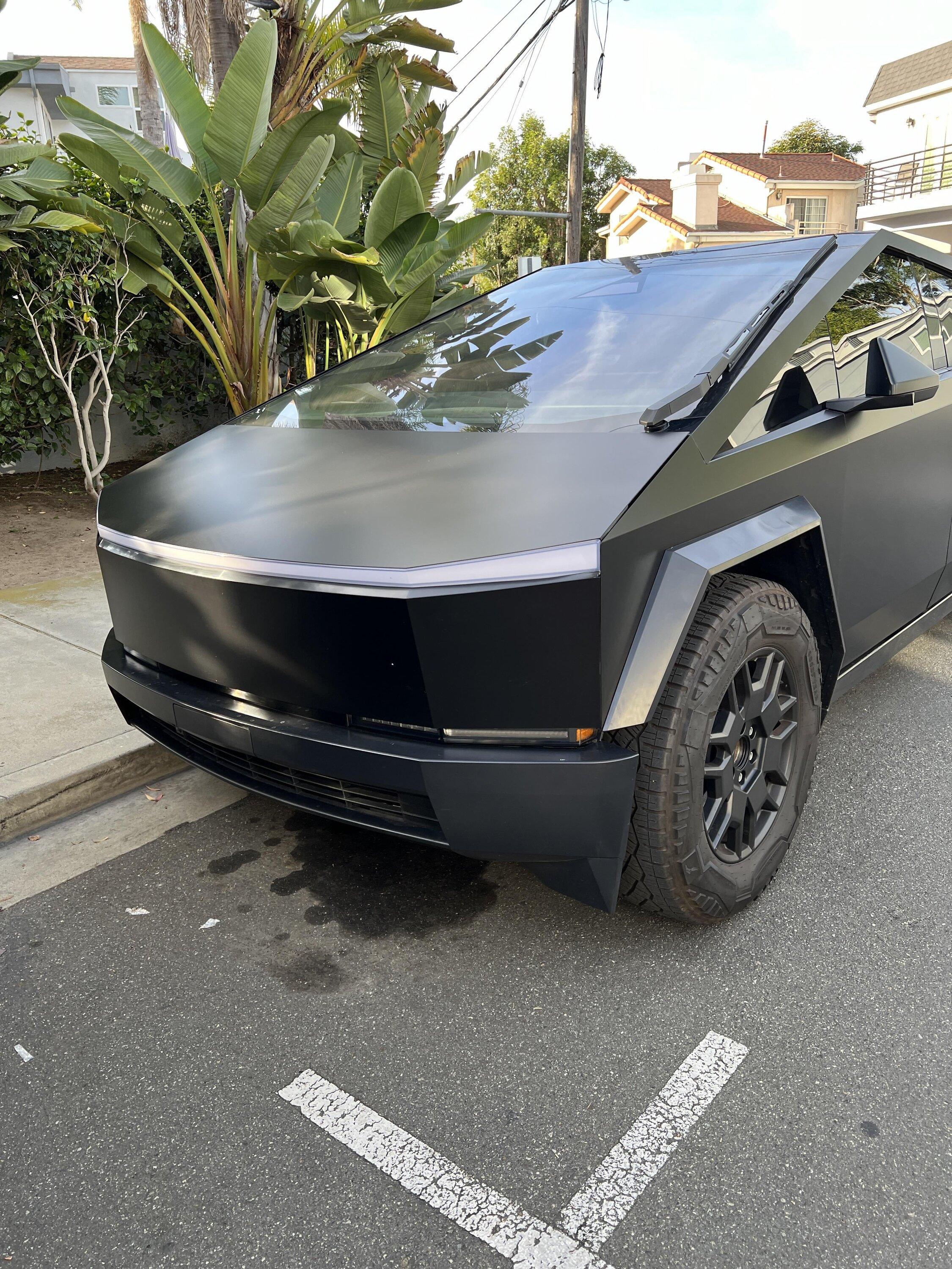 Tesla Cybertruck Matte black Cybertruck in the wild e8qqk51jaz6c1