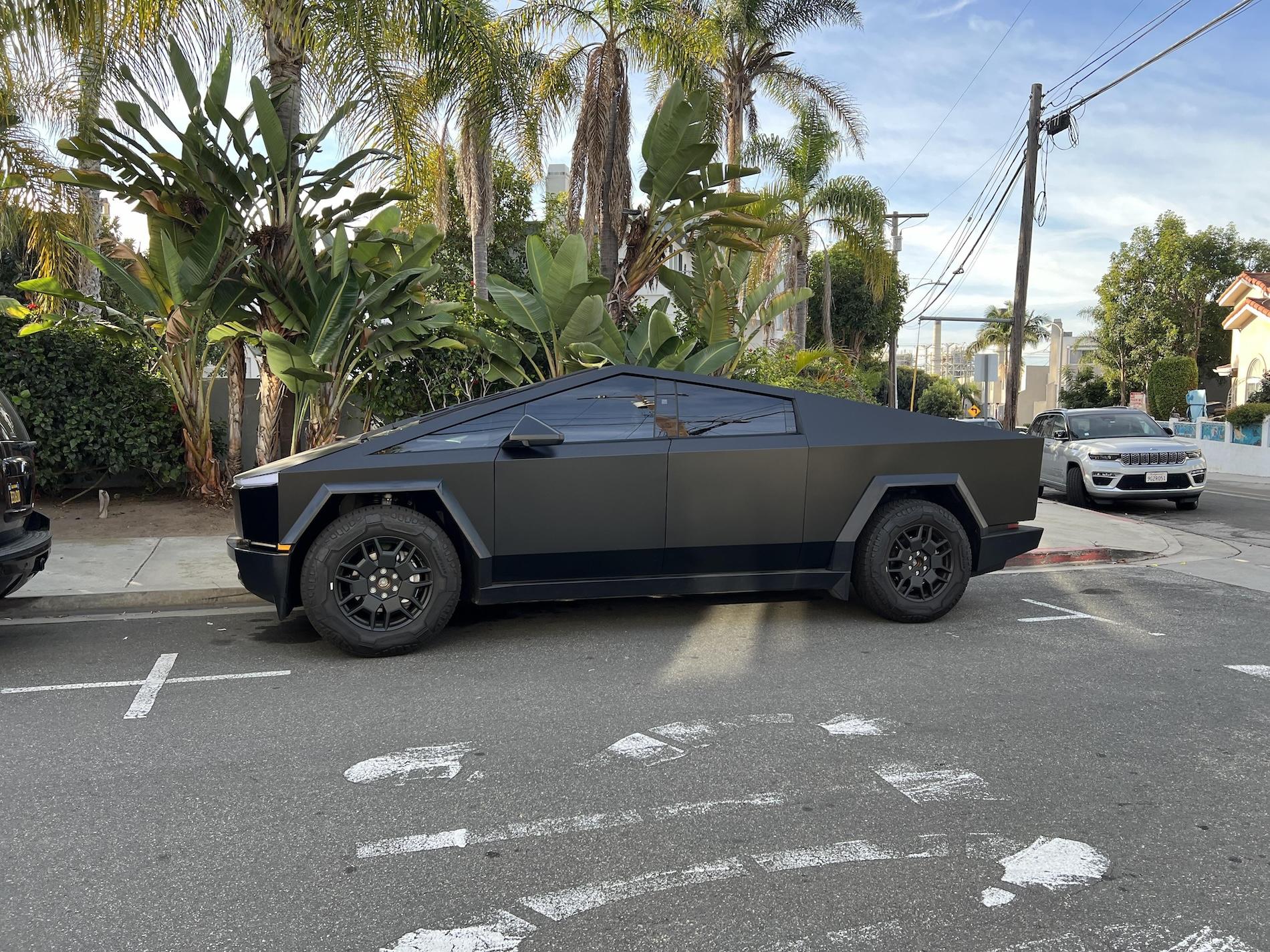 Tesla Cybertruck Matte black Cybertruck in the wild wtqsg51jaz6c1