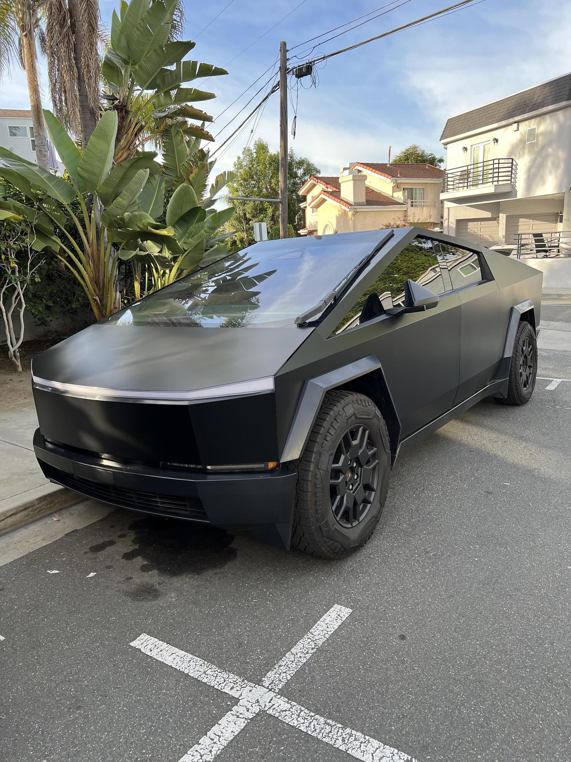Tesla Cybertruck Matte black Cybertruck in the wild jl1v151jaz6c1