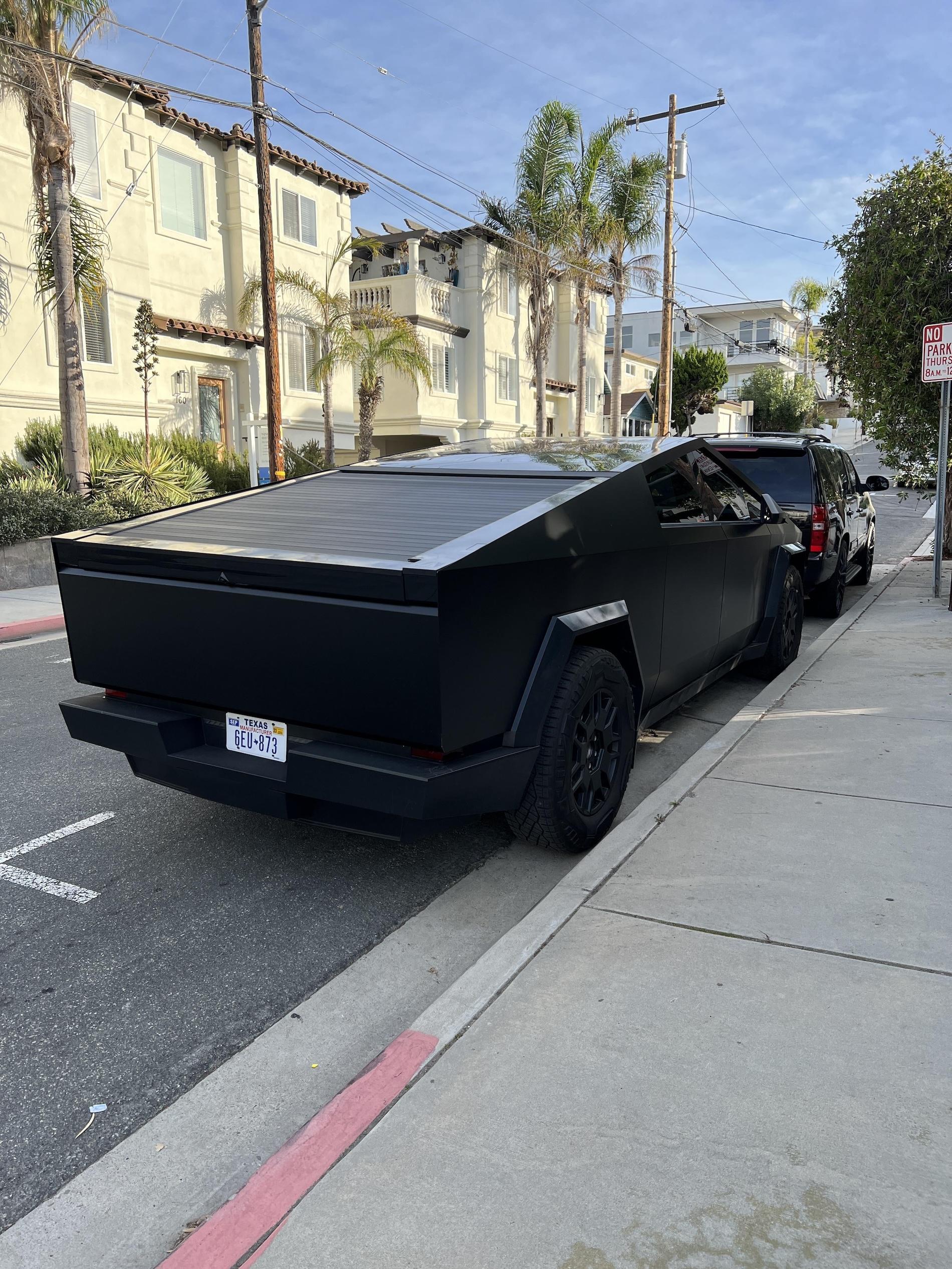 Tesla Cybertruck Matte black Cybertruck in the wild 4mo7g51jaz6c1