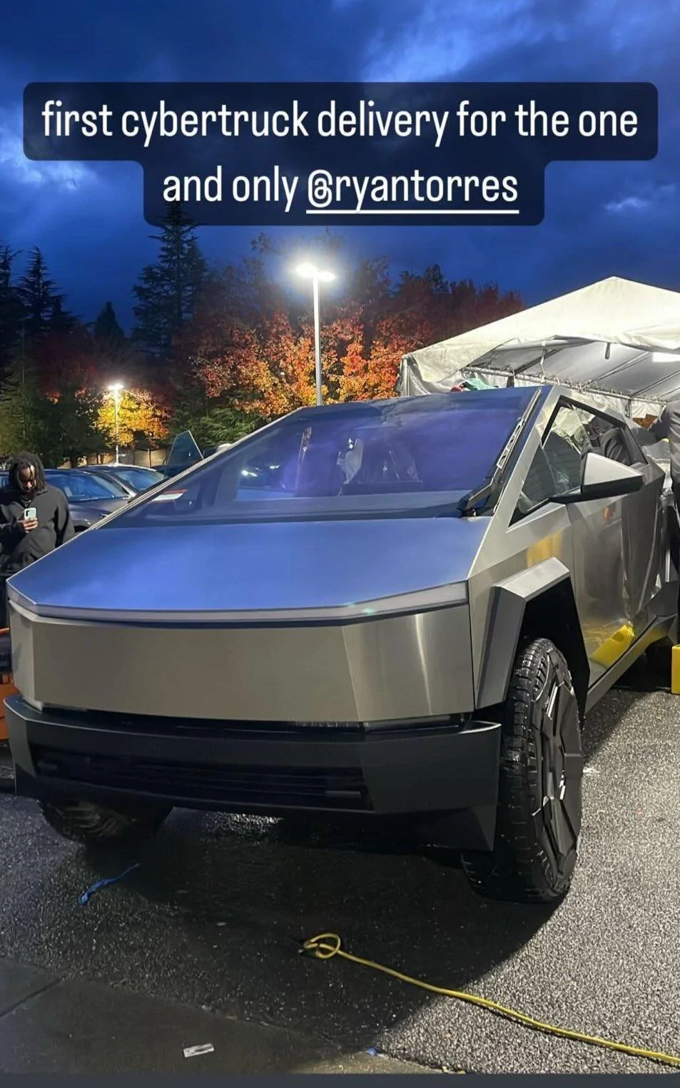 Tesla Cybertruck Doggy party in delivered #448 Cybertruck's bed GBzMSxsWMAAGCq