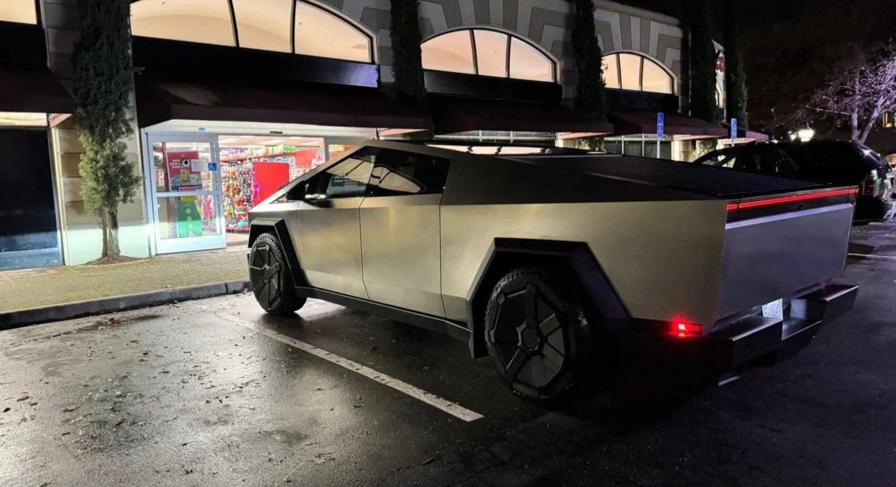 Tesla Cybertruck Doggy party in delivered #448 Cybertruck's bed GBzMSxjXYAAfC22