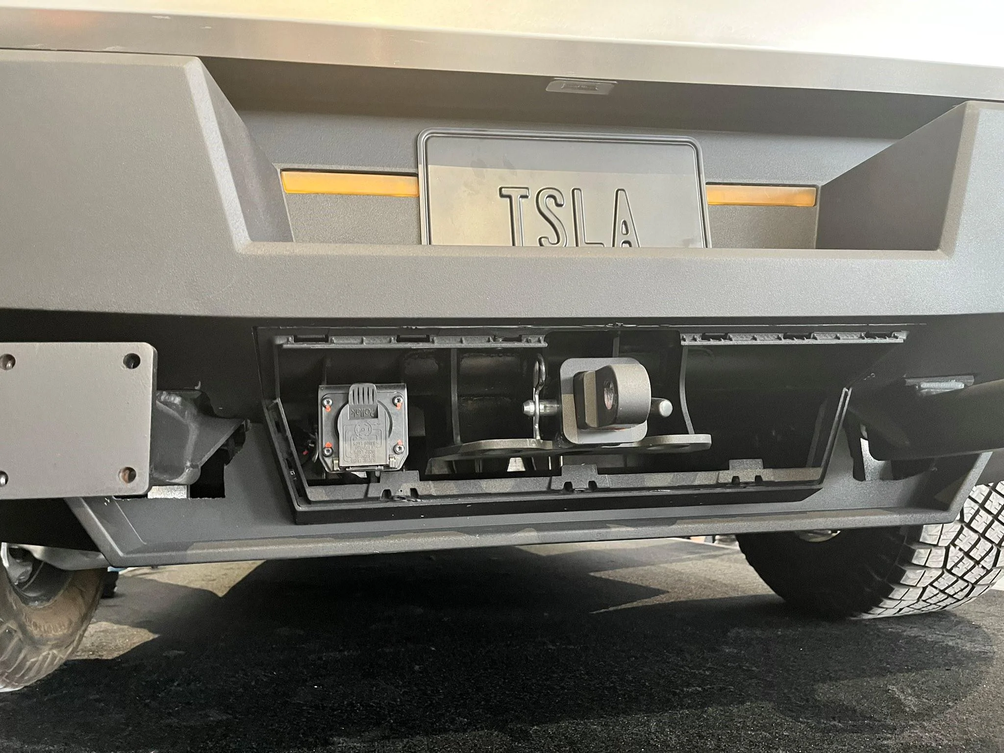 Tesla Cybertruck Mystery of rear underbody… hitch 1