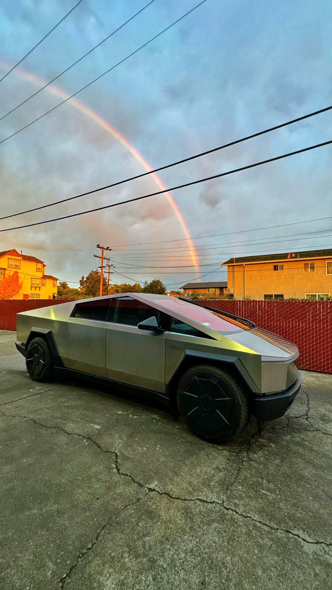 Tesla Cybertruck 🤳 Random Cybertruck sightings & spottings thread (pics + videos) GB2g7KgakAA50Vx (1)