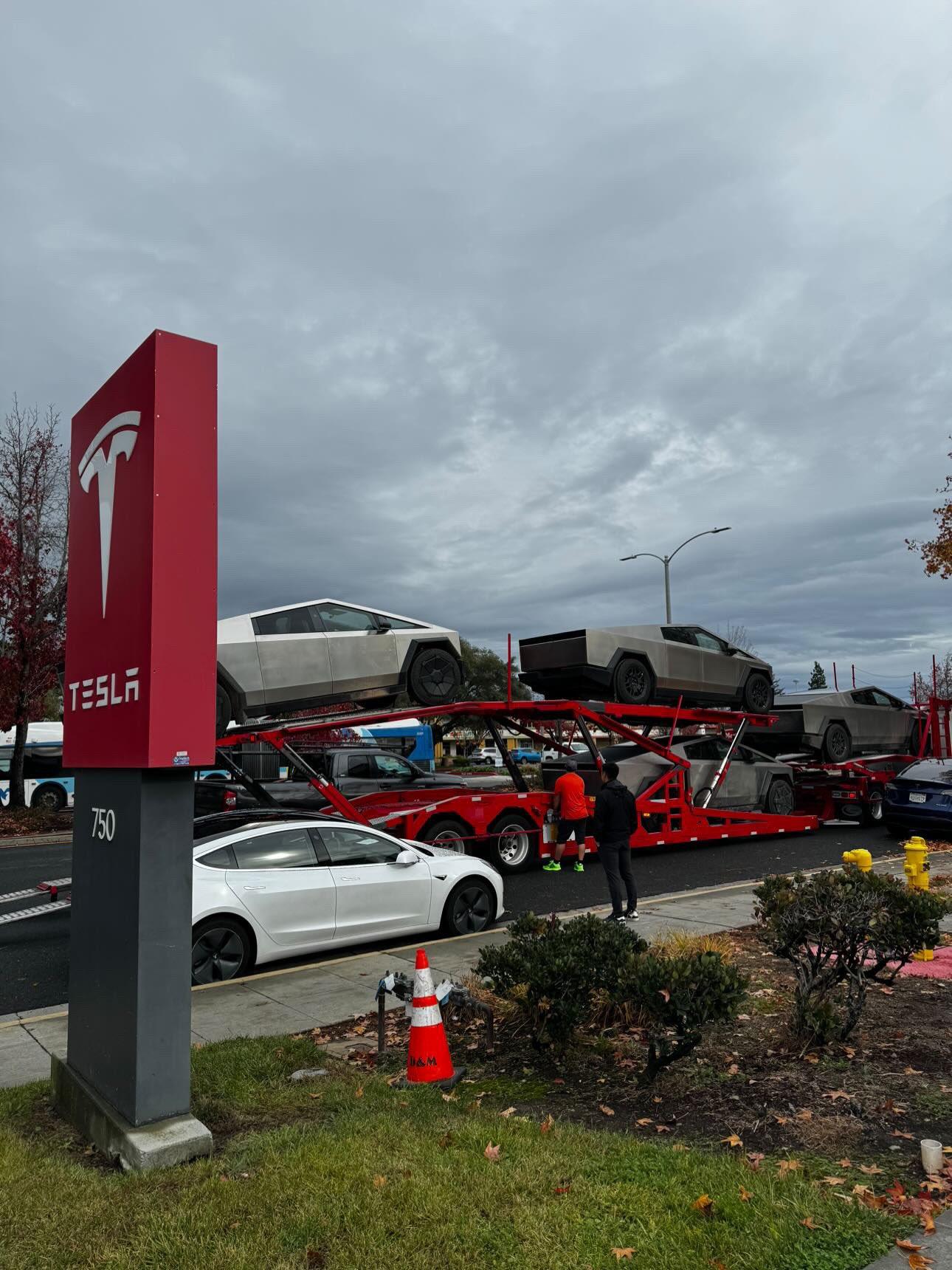 Tesla Cybertruck Some owners' Foundation Series Cybertrucks have arrived at Sunnyvale Tesla service center! GB7gxh4bUAAGHRQ