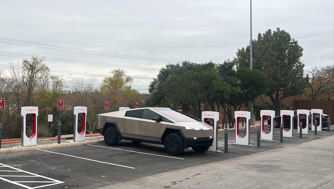 Tesla Cybertruck 🤳 Random Cybertruck sightings & spottings thread (pics + videos) GB9YQuSasAA7ooS