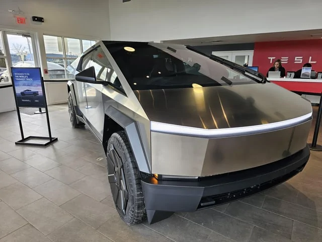 Tesla Cybertruck Ohio cincinnati-ohio-showroom-v0-8xlvgqpwmv7c1