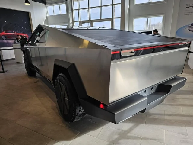 Tesla Cybertruck Ohio cincinnati-ohio-showroom-v0-omkzrjaxmv7c1