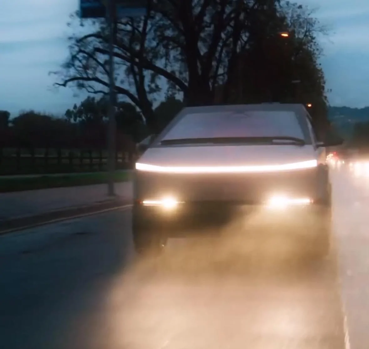 Tesla Cybertruck Cybertruck is pure beauty on the move! Video makes me want one even more 😍 IMG_8307