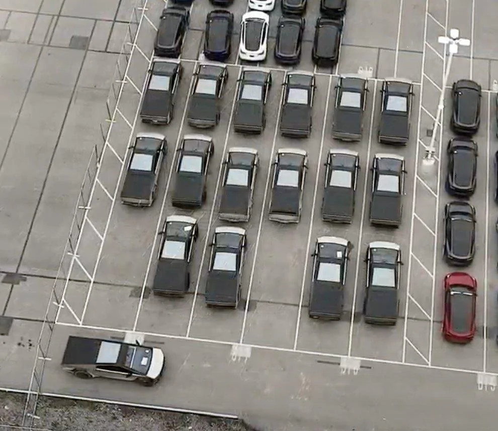 Tesla Cybertruck 📸 Daily photos: Cybertrucks in outbound lot at Giga Texas -- updated 1/8/24 GCEkYpPa4AAwjLi
