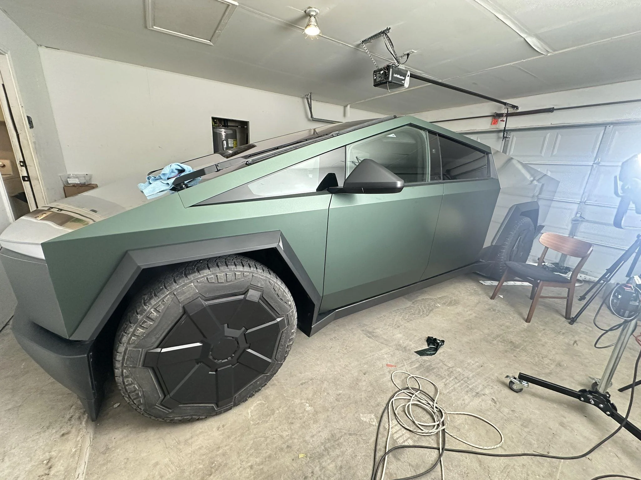 Tesla Cybertruck 🌲 Pine Green Wrap Cybertruck Completed (3M Vinyl Wrap) GCDnoRnWwAA_Exj (1)