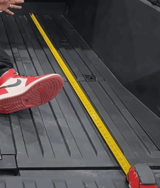 Tesla Cybertruck Cybertruck bed measured, with a measuring tape 1703627267483