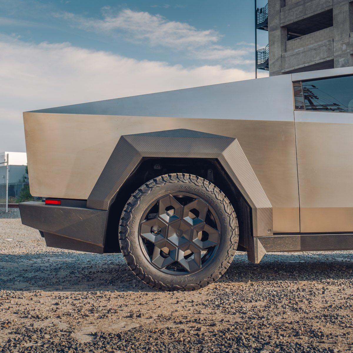 Tesla Cybertruck Unplugged Performance shows their dry carbon wide fenders + 22" Cyberhex wheels GCU1ZwbWwAAeMwd