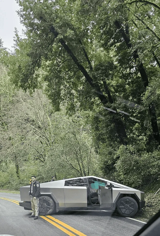Tesla Cybertruck First Cybertruck crash accident -- head on collision w/ Toyota Corolla 1cw6jwsho49c1