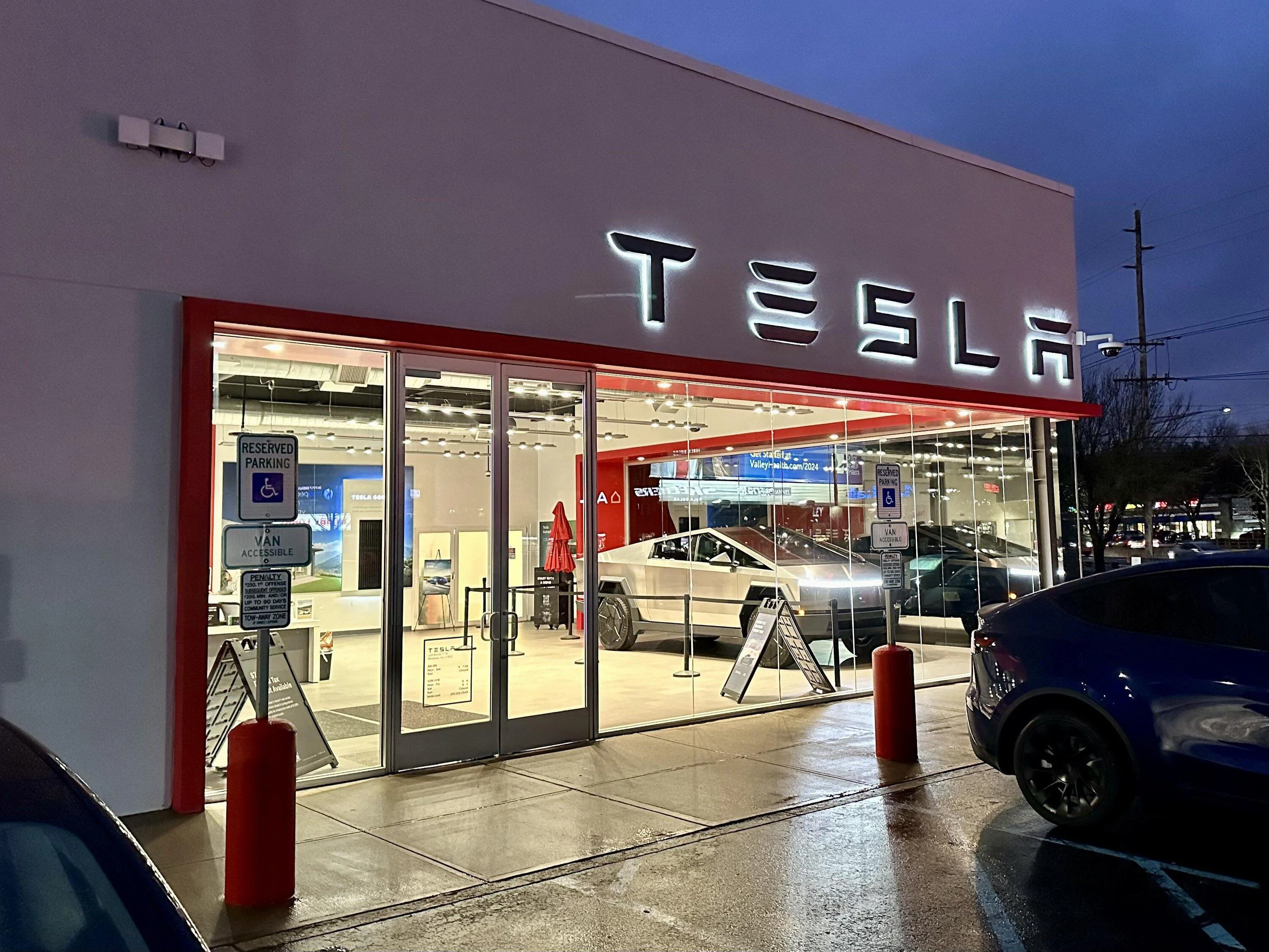 Tesla Cybertruck Cybertruck in Paramus, NJ Tesla store / service center cybertruck-in-paramus-nj-v0-spz0xu8g689c1