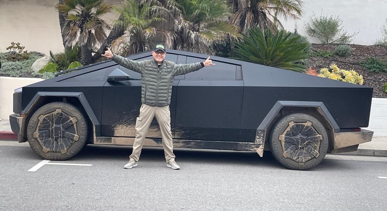 Tesla Cybertruck Matte black Cybertruck gets dirty GCj289YW0AAQV85