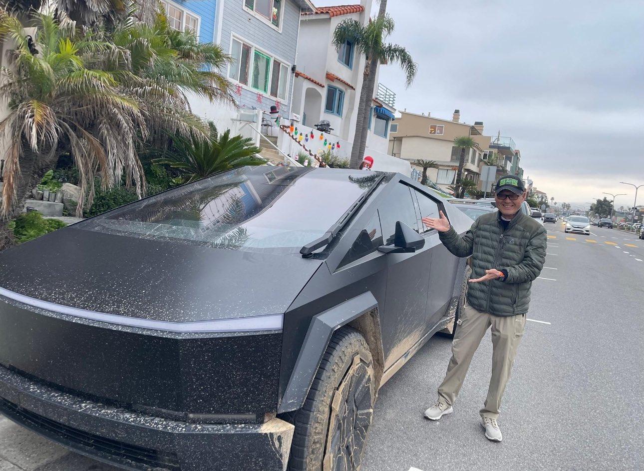 Tesla Cybertruck Matte black Cybertruck gets dirty GCj289XXEAADCDG