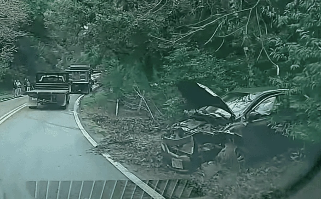 Tesla Cybertruck First Cybertruck crash accident -- head on collision w/ Toyota Corolla 1703906327150