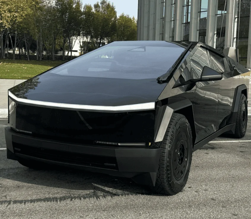 Tesla Cybertruck GLOSS BLACK Cybertruck completed - first look video GCpIasbXAAAp691