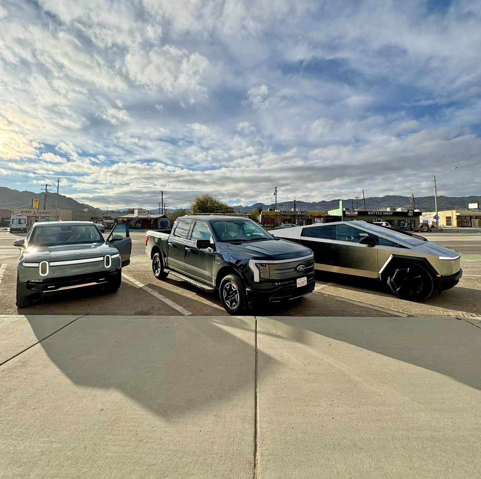 Tesla Cybertruck First look @ Cybertruck vs. Rivian R1T vs. Lightning side-by-side comparison rivian r1t vs ford f150 lightning vs tesla cybertruck