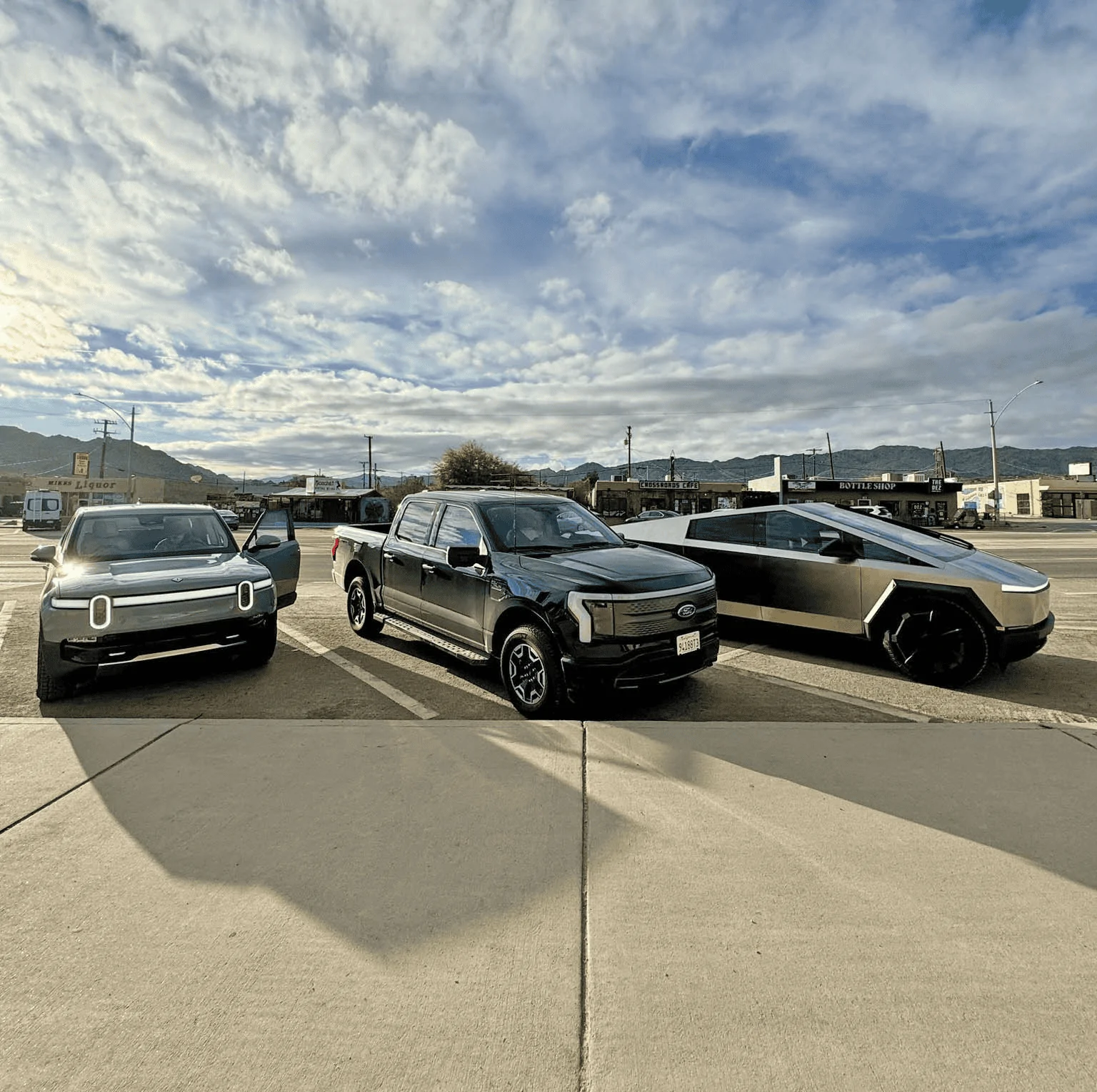 Tesla Cybertruck First look @ Cybertruck vs. Rivian R1T vs. Lightning side-by-side comparison 1704132901751