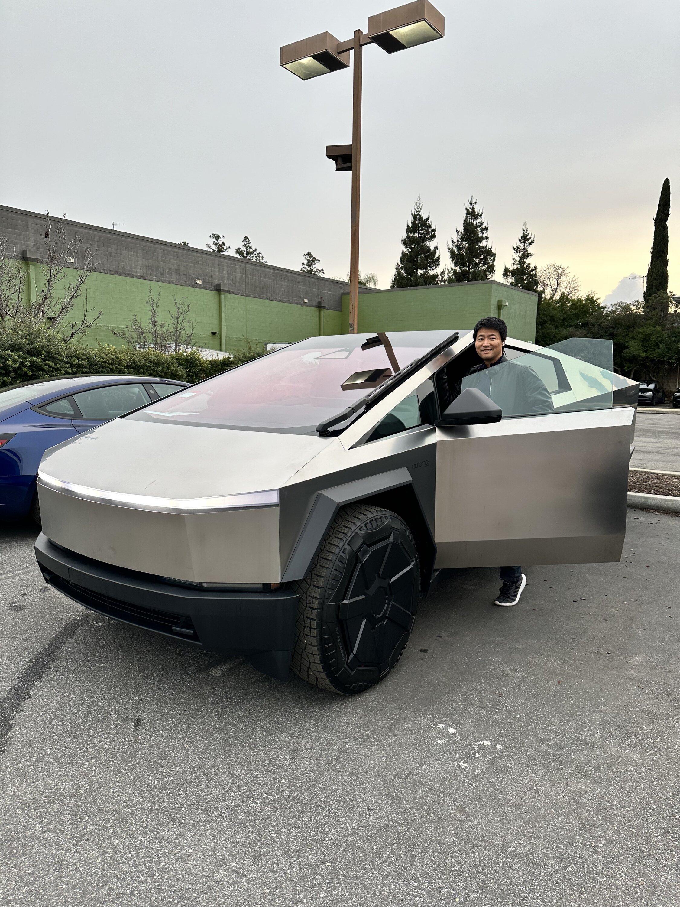 Tesla Cybertruck [Correction: wife works for Tesla] Non-Tesla-employee Cybertruck deliveries have started! GCyEXR8bcAAMrrn