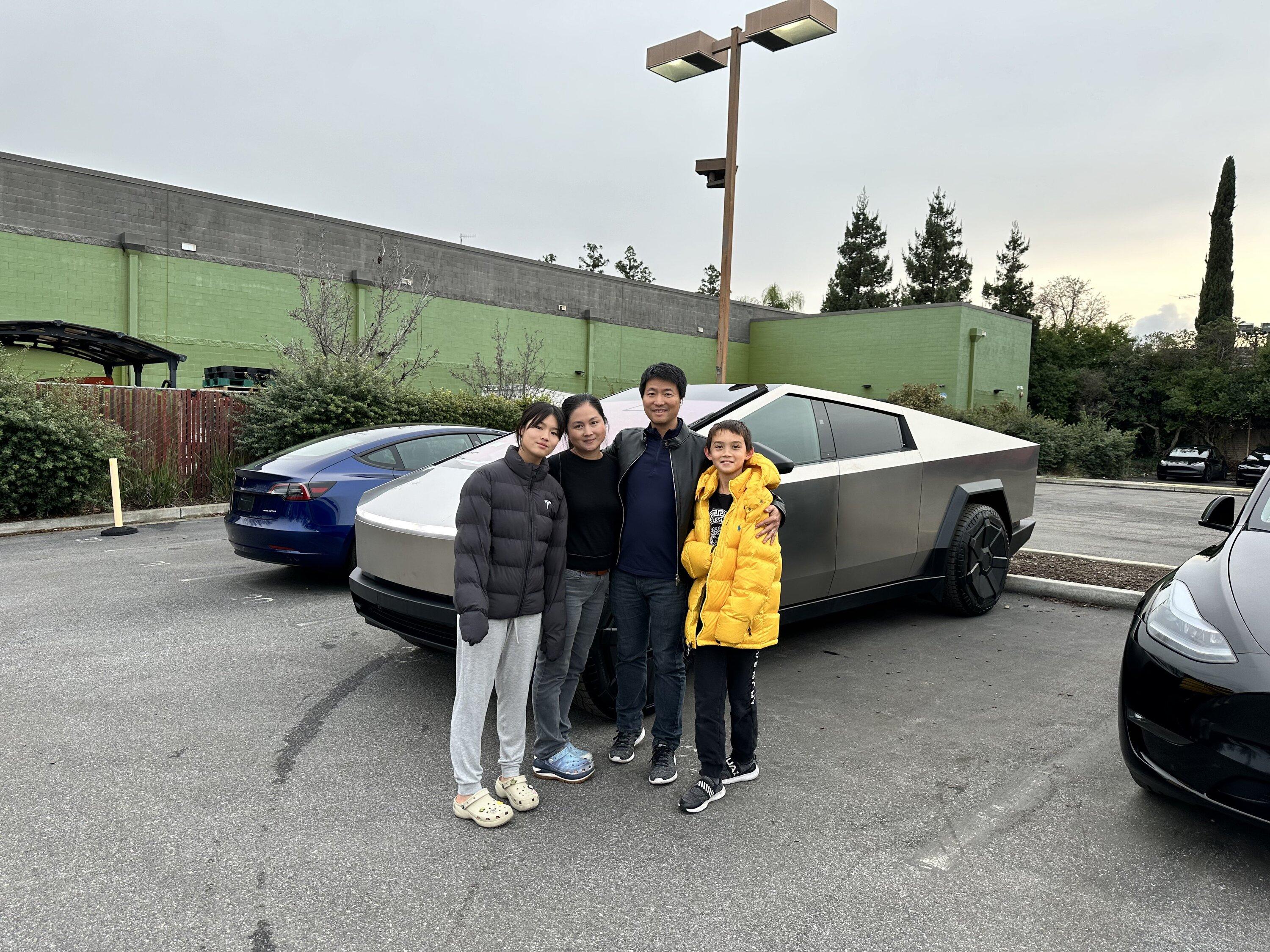 Tesla Cybertruck [Correction: wife works for Tesla] Non-Tesla-employee Cybertruck deliveries have started! GCyEXR9akAAdht0