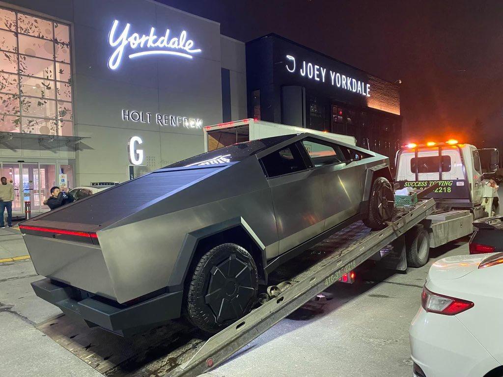 Tesla Cybertruck Cybertruck arrives at Yorkdale Mall in Toronto Canada 🇨🇦 GDEIAcjXsAA8VZT