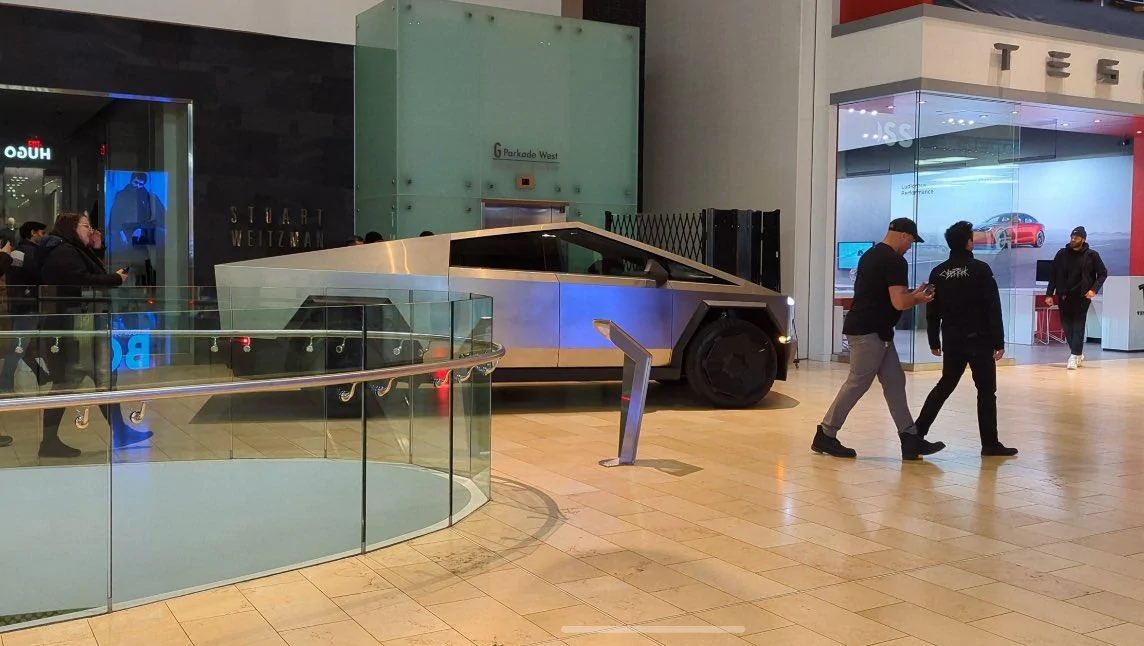 Tesla Cybertruck Cybertruck arrives at Yorkdale Mall in Toronto Canada 🇨🇦 GDC_S75aYAACFfk