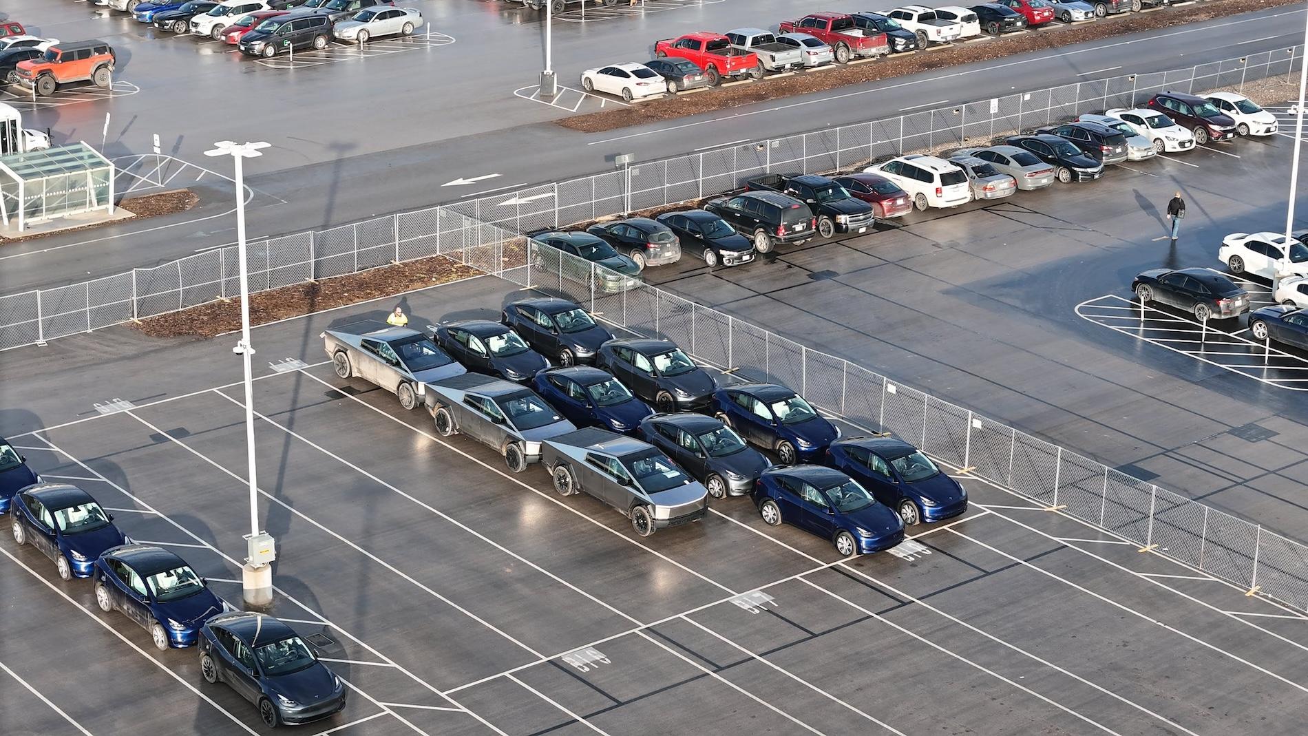 Tesla Cybertruck 📸 Daily photos: Cybertrucks in outbound lot at Giga Texas -- updated 1/8/24 GDF0xjbXoAILd3Z