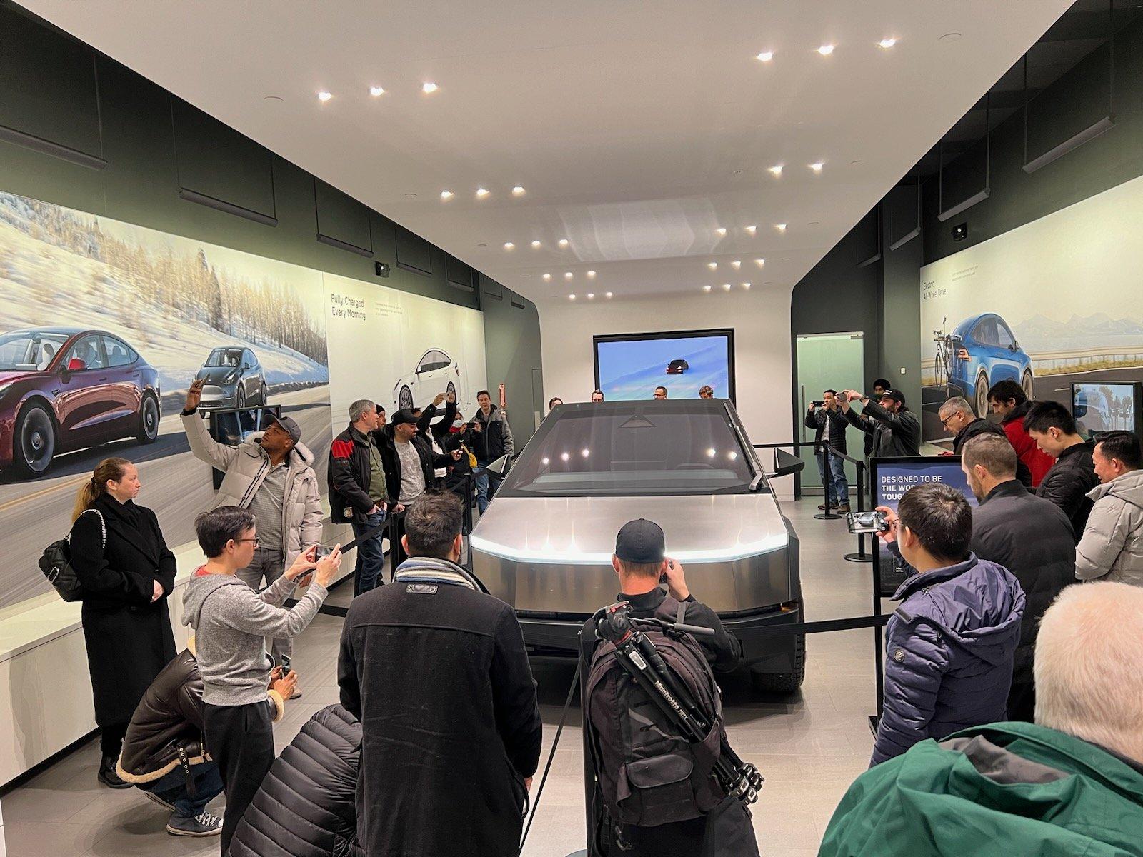 Tesla Cybertruck Cybertruck arrives at Yorkdale Mall in Toronto Canada 🇨🇦 GDFnr3mWkAACNdi