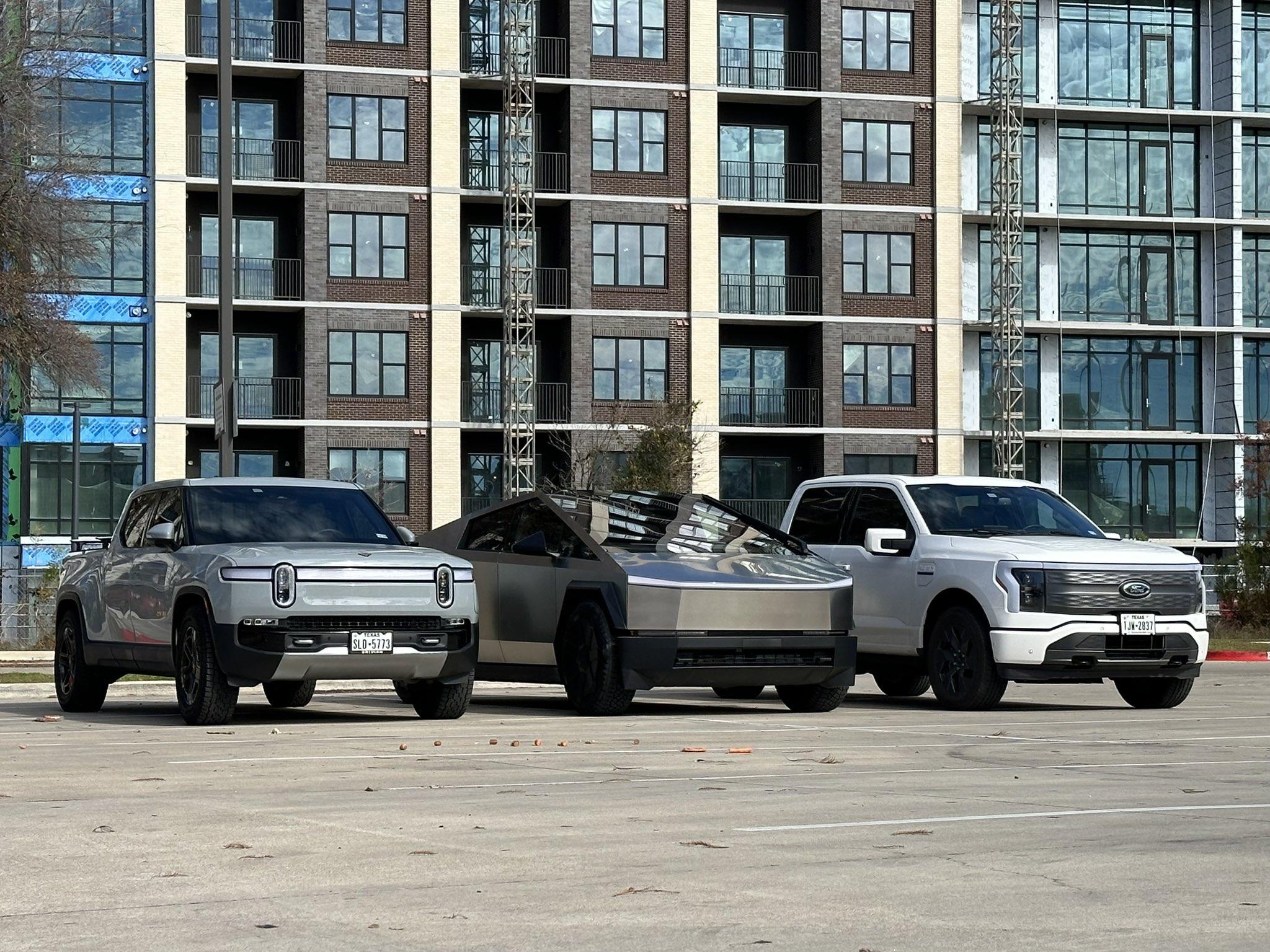 Tesla Cybertruck First look @ Cybertruck vs. Rivian R1T vs. Lightning side-by-side comparison GDGWkusWUAAxPJh (1)