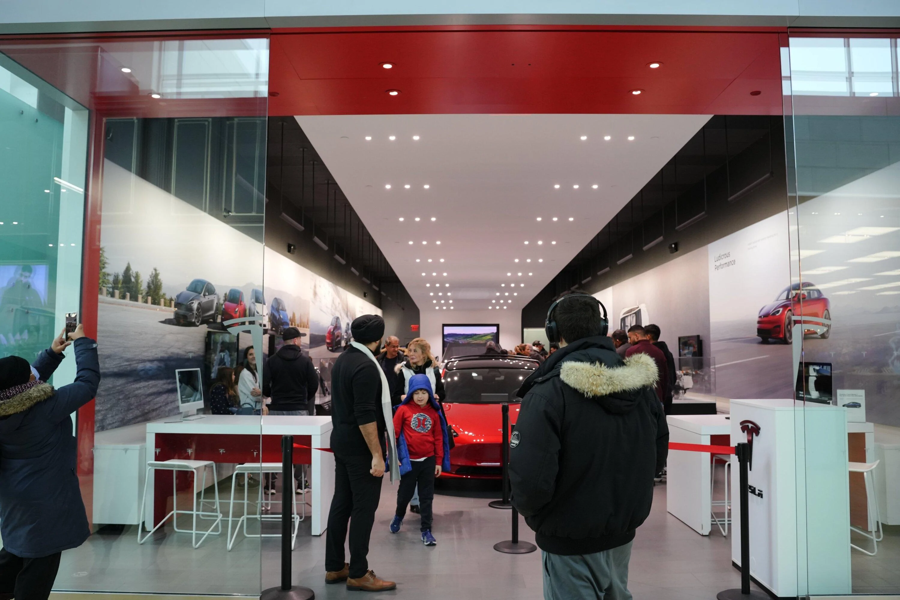 Tesla Cybertruck Cybertruck arrives at Yorkdale Mall in Toronto Canada 🇨🇦 GDQjdrMX0AAAdU8