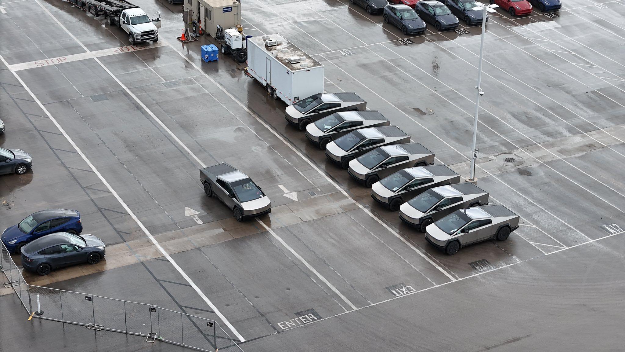 Tesla Cybertruck 25 Cybertrucks in outbound lot today (1/8/24) GDVpXnuXYAAaoxu